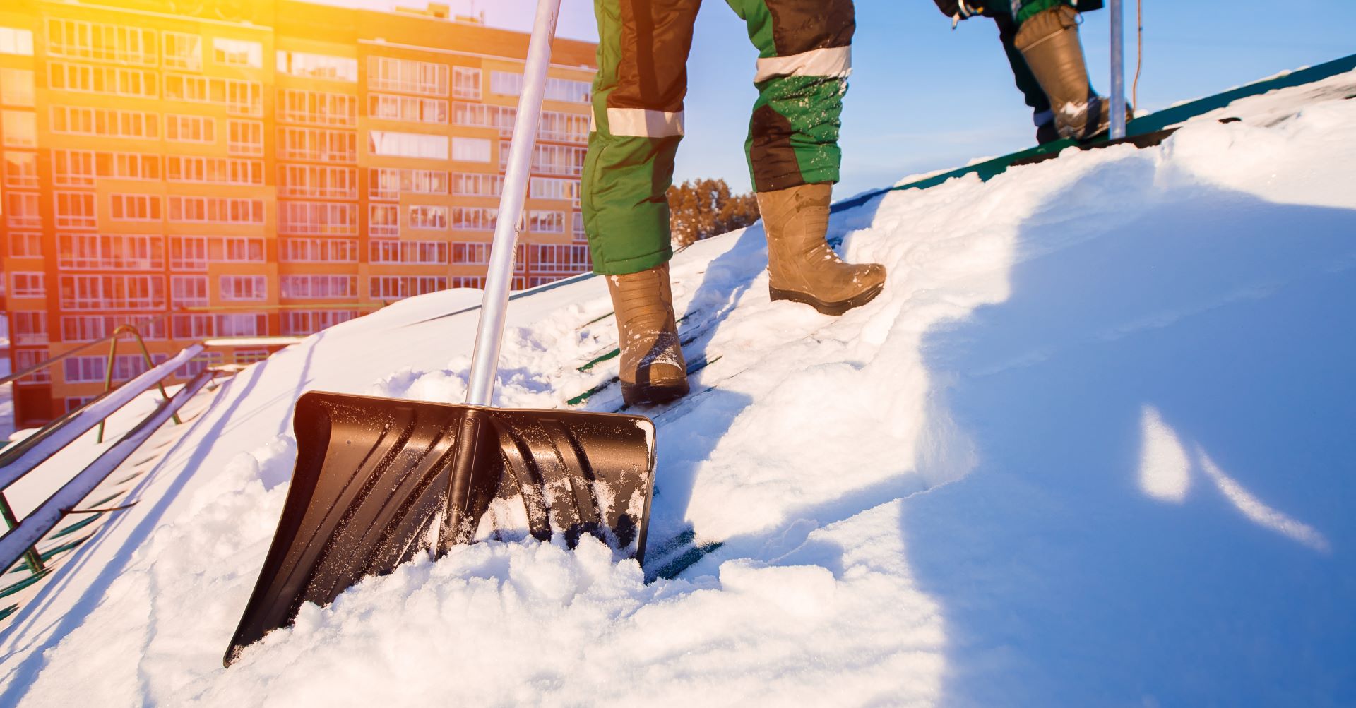 Service de déneigement de toiture résidentiel, commercial, industriel et institutionnel à Montréal, Laval, Longueuil, Saint-Jérôme, Rive-Sud, Rive-Nord, Lanaudière et Les Laurentides| Réparation Toiture Montréal